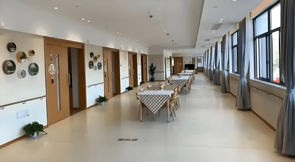 申请深圳户口的条件_偶遇何猷君穿两年前的增高鞋，奚梦瑶外八严重 纽交等里巴巴、增高鞋